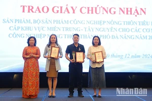 Trao giấy chứng nhận cho các đơn vị.