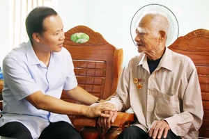 Đồng chí Mai Sơn, Phó Chủ tịch Thường trực UBND tỉnh Bắc Giang tặng quà cho người có công dịp Tết Quý Mão 2023.