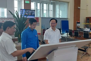 Lãnh đạo tỉnh Bắc Giang kiểm tra công tác tại bộ phận một cửa của Ủy ban nhân dân tỉnh Bắc Giang.