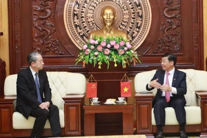 Đại Sứ Hùng Ba (bên trái) làm việc với Bí thư Tỉnh ủy Bắc Giang Dương Văn Thái.