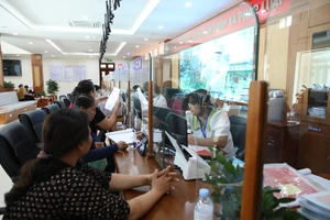 Cán bộ tại Bộ phận tiếp nhận và trả kết quả huyện Lạng Giang giải quyết hồ sơ cho công dân.