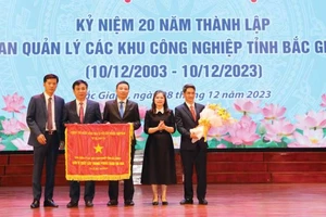 Ban Quản lý các khu công nghiệp tỉnh Bắc Giang nhận Cờ thi đua năm 2022 của Chính phủ.