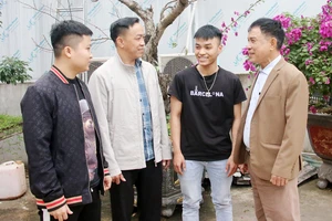 Đảng viên thôn Trại Phúc Mãn, xã Xuân Hương, huyện Lạng Giang gặp gỡ, nắm bắt tâm tư, nguyện vọng của thanh niên tại địa bàn.