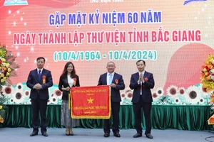 Thư viện tỉnh Bắc giang nhận Cờ thi đua của Bộ Văn hóa Thể thao và Du lịch tại lễ kỷ niệm.