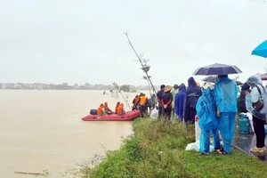 Bắc Giang khẩn trương di dời người dân vùng lũ đến nơi an toàn.