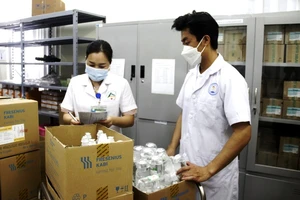 Kiểm tra thuốc, vật tư y tế ở Bệnh viện đa khoa tỉnh Lào Cai. (Ảnh: TL)