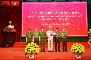 Ban giám đốc Công an tỉnh Lào Cai chúc mừng Đại tá Cao Minh Huyền được bổ nhiệm giữ chức Giám đốc Công an tỉnh Lào Cai từ ngày 8/5/2023. (Ảnh: THANH TUẤN)