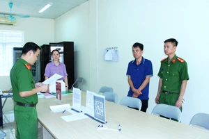 Cơ quan Cảnh sát điều tra, Công an thành phố Lào Cai bắt giữ Kiều Duy Quyền về hành vi chống người thi hành công vụ và hủy hoại tài sản. ( Ảnh: QUỲNH TRANG)