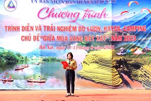 Lãnh đạo huyện Bát Xát (Lào Cai) khai hội dù lượn "Bay trên mùa vàng Bát Xát- 2023". (Ảnh: QUỐC HỒNG)