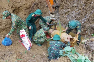 C17 Công binh, thuộc Bộ chỉ huy quân sự tỉnh Lào Cai tiến hành hủy nổ quả bom, được phát hiện tại xã Bảo Hà-Lào Cai. (Ảnh: HỒ TRÚC)