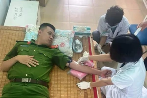 Trung úy Bùi Ngọc Sang, Công an huyện Văn Bàn (Lào Cai) hiến máu kịp thời cứu sống bệnh nhân bị thủng tạng rỗng. (Ảnh: QUỲNH TRANG)