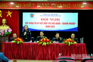 Cục Hải quan Lào Cai đối thoại với doanh nghiệp để tháo gỡ vướng mắc, khó khăn trong xuất, nhập khẩu hàng hóa với Trung Quốc. (Ảnh: QUỐC HỒNG)