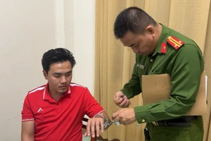Cơ quan cảnh sát điều tra Công an tỉnh Quảng Ngãi thực hiện lệnh bắt tạm giam 3 tháng đối với Phạm Huỳnh Minh Thịnh.