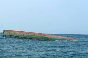 Sau vụ tai nạn, sà lan LA-06883 neo gần cảng Lý Sơn.