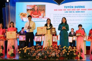 Giáo viên nhận giải thưởng “Nhà giáo trẻ tiêu biểu” cấp trung ương (Ảnh: TTXVN).