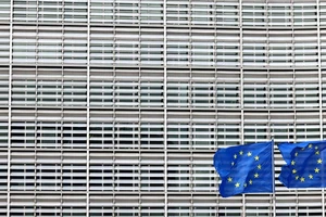 Cờ châu Âu tung bay bên ngoài trụ sở Ủy ban châu Âu tại Brussels, Bỉ ngày 13/3/2023. (Ảnh: Reuters)