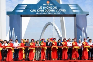 Phó Thủ tướng Chính phủ Trần Lưu Quang và lãnh đạo tỉnh Bắc Ninh cắt băng khánh thành cầu.