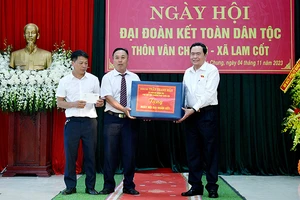 Phó Chủ tịch Thường trực Quốc hội Trần Thanh Mẫn tặng quà chúc mừng thôn Vân Chung. (Ảnh: quochoi.vn) 