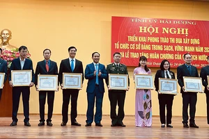 Tỉnh ủy Hải Dương khen thưởng các tổ chức cơ sở đảng đạt thành tích năm 2022. (Ảnh VINH ANH)