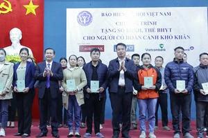 Tổng Giám đốc Nguyễn Thế Mạnh, lãnh đạo Ủy ban nhân dân huyện Mai Châu tặng sổ bảo hiểm xã hội cho người có hoàn cảnh khó khăn. (Ảnh: VSS)