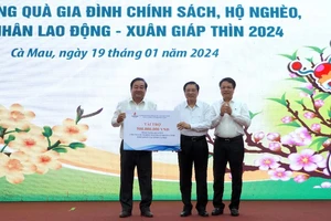 Trưởng Ban Nội chính Trung ương Phan Đình Trạc trao tượng trưng, tặng 500 triệu đồng cho “Quỹ vì người nghèo” Cà Mau.
