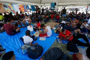 Những người xin tị nạn, chủ yếu đến từ Venezuela, nghỉ ngơi trong lều do chính quyền Mexico dựng gần biên giới ở Nuevo Laredo, Mexico, ngày 27/6/2023. Ảnh minh họa: REUTERS