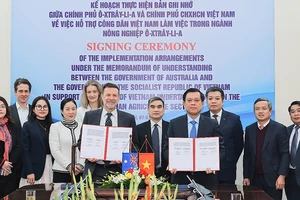 Lễ ký Bản ghi nhớ hợp tác hỗ trợ công dân Việt Nam sang Australia làm việc trong ngành nông nghiệp tại Hà Nội ngày 1/3/2024. Ảnh: Molisa