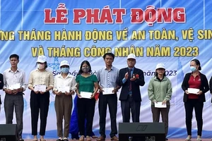 Tặng quà đoàn viên công đoàn khó khăn ở huyện Sa Thầy, tỉnh Kon Tum tại lễ phát động hưởng ứng Tháng hành động về an toàn, vệ sinh lao động và Tháng Công nhân năm 2023. (Ảnh: PHÚC THẮNG)