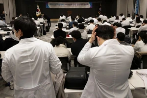 Một cuộc gặp giữa đại diện các bác sĩ ở Seoul và Chính phủ Hàn Quốc. Ảnh: YONHAP
