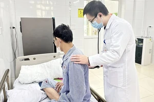 Khám và điều trị cho bệnh nhân lao tại Bệnh viện Phổi trung ương. (Ảnh: nhandan.vn)