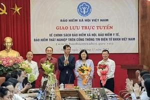 Phó Tổng Giám đốc Bảo hiểm xã hội Việt Nam Đào Việt Ánh tặng hoa khách mời, chuyên gia tham dự giao lưu trực tuyến vào tháng 11/2023. (Ảnh: TÂM TRUNG)