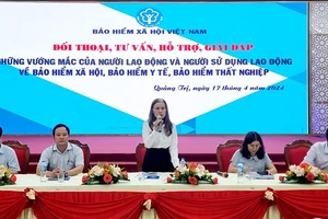 Đại diện Trung tâm Chăm sóc khách hàng, Bảo hiểm xã hội Việt Nam, giải đáp câu hỏi tại chương trình. (Ảnh: Bảo hiểm xã hội Quảng Trị)