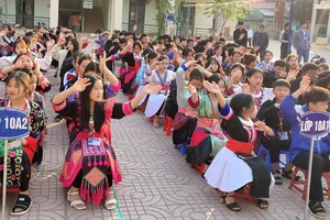Học sinh trường Trường phổ thông dân tộc nội trú trung học phổ thông huyện Tủa Chùa trong giờ sinh hoạt dưới cờ.