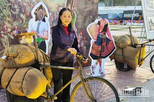  Người dân thành phố Thanh Hóa trải nghiệm chiếc xe đạp thồ lịch sử trưng bày, giới thiệu tại quảng trường Lam Sơn. (Ảnh: MAI LUẬN)
