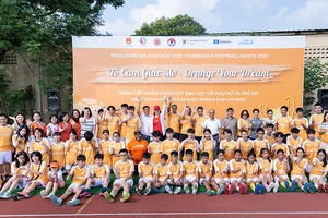 Gần 100 học sinh đến từ Hà Giang và Hà Nội tham gia trận bóng đá giao hữu "Tô cam giấc mơ” vào ngày 11/11/2023. (Ảnh: UN Women)