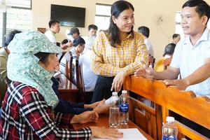 Lãnh đạo Huyện ủy Phú Riềng (Bình Phước) trao đổi lấy ý kiến đánh giá, góp ý của nhân dân tại cơ sở.