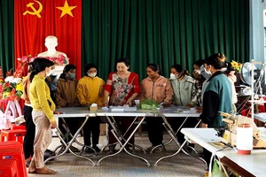 Đại diện Mặt trận Tổ quốc và Hội Liên hiệp Phụ nữ huyện Thuận Bắc, tỉnh Ninh Thuận giám sát lớp đào tạo nghề may công nghiệp cho chị em dân tộc thiểu số địa phương.