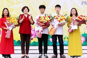 Tháng 9/2023, Hội Khuyến học tỉnh Phú Thọ đã kịp thời biểu dương, khen thưởng cho hai học sinh đoạt giải các kỳ thi Olympic quốc tế và khu vực năm 2023. (Ảnh: NGỌC LONG)