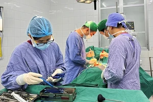 Một ca mổ cấp cứu tại Bệnh viện Hữu nghị Việt Ðức. (Ảnh: Bệnh viện cung cấp)