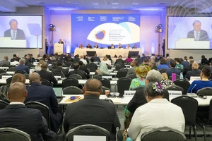 Tổng Thư ký Liên hợp quốc António Guterres (trên màn hình) phát biểu khai mạc chính thức Hội nghị SIDS4. (Ảnh: UN)