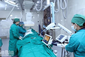 Các bác sĩ Bệnh viện đa khoa Lạng Sơn sử dụng hệ thống chụp và can thiệp mạch số hóa nền (DSA) chuẩn đoán điều trị cho bệnh nhân. (Ảnh minh họa: TRÁNG ĐẠT)