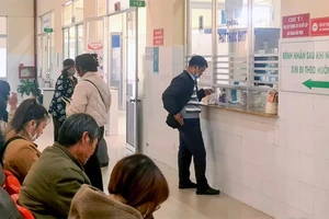 Người dân chờ cấp thuốc bảo hiểm y tế tại Bệnh viện đa khoa tỉnh Lâm Đồng. (Ảnh: BẢO VĂN)