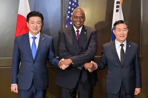 Các Bộ trưởng Quốc phòng Mỹ, Nhật Bản và Hàn Quốc tham dự cuộc họp ba bên bên lề Đối thoại Shangri La tại Singapore. (Ảnh REUTERS)