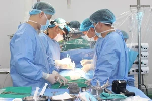Phẫu thuật tim hở cho bệnh nhi ở Bệnh viện Nhi Thái Bình. (Ảnh: nhandan.vn)