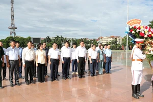 Các đại biểu dâng hoa tại Tượng đài Tổng Bí thư Nguyễn Văn Linh. (Ảnh: baohungyen.vn)
