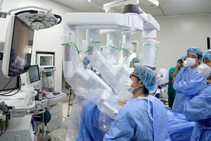 Các bác sĩ Bệnh viện K phẫu thuật bằng robot cho người bệnh ung thư đường tiêu hóa. (Ảnh: nhandan.vn)