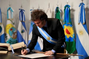 Tổng thống Argentina Javier Milei ký Hiệp ước xã hội. (Ảnh Buenos Aires Herald)