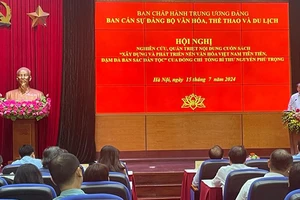 Bộ trưởng Văn hóa, Thể thao và Du lịch Nguyễn Văn Hùng phát biểu tại hội nghị.