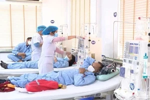 Chạy thận nhân tạo cho người bệnh tại Bệnh viện đa khoa huyện Đông Hưng, Thái Bình. (Ảnh minh họa: MAI TÚ)