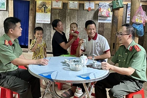Công an huyện Hà Quảng thăm gia đình anh Lý Văn Nó.